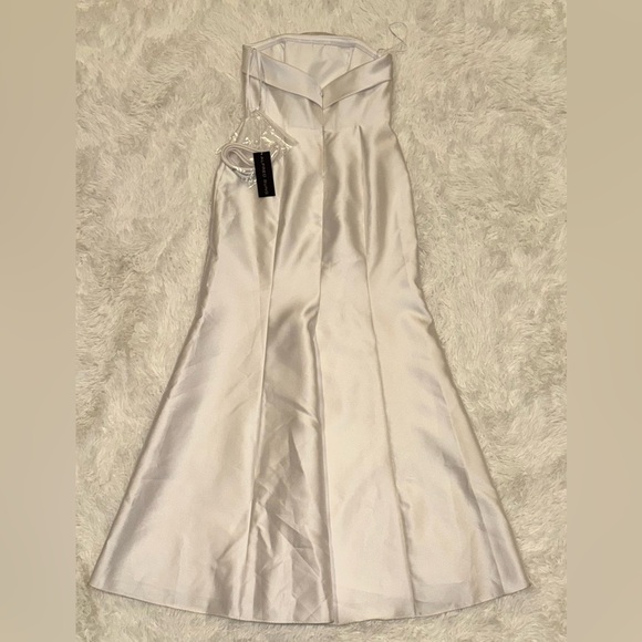 NEW Alfred Sung Strapless Ivory Satin Trumpet Gown SZ 6 - Picture 9 of 10